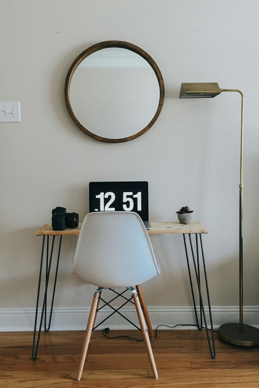 My Favorite Minimalist Desk Ideas for a Cleaner, More Focused Workspace